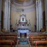 Sull�altare � esposto un dipinto di Madonna con bambino
